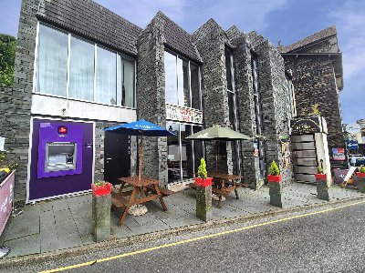 LAKE DISTRICT - STYLISH BAR AND KITCHEN IN TOURIST TOWN