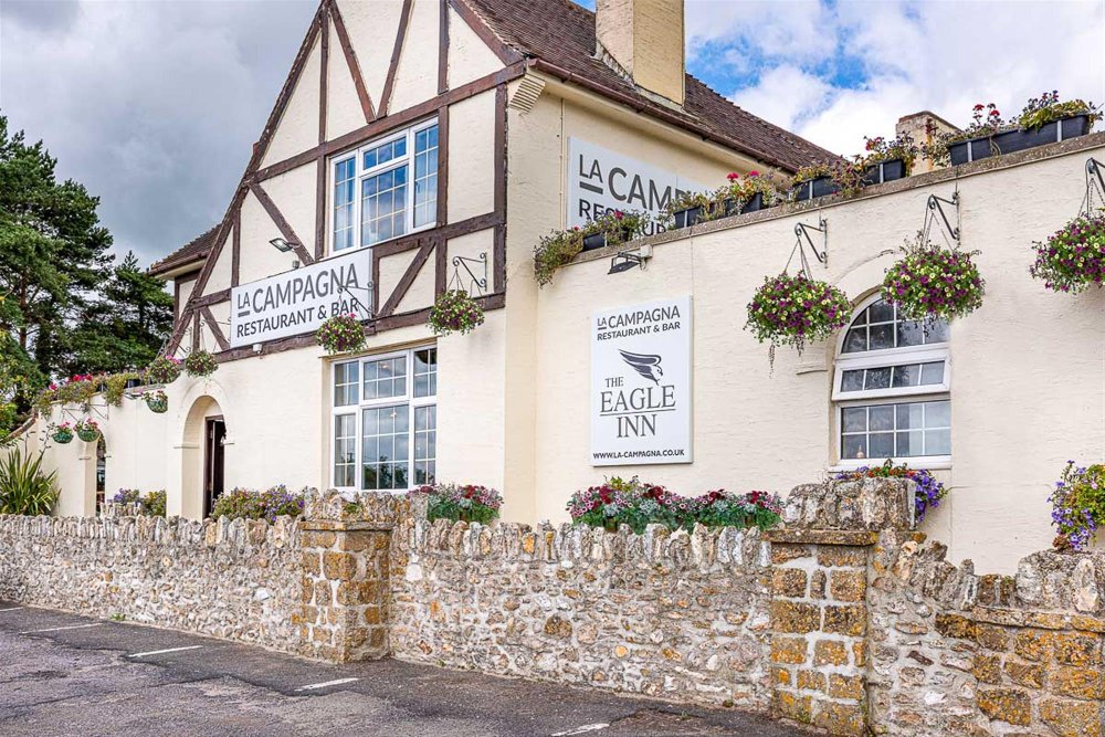 SOMERSET - LANDMARK, FREE OF TIE PUB AND RESTAURANT IN A PROMINENT ROADSIDE POSITION ON A MAJOR ROAD