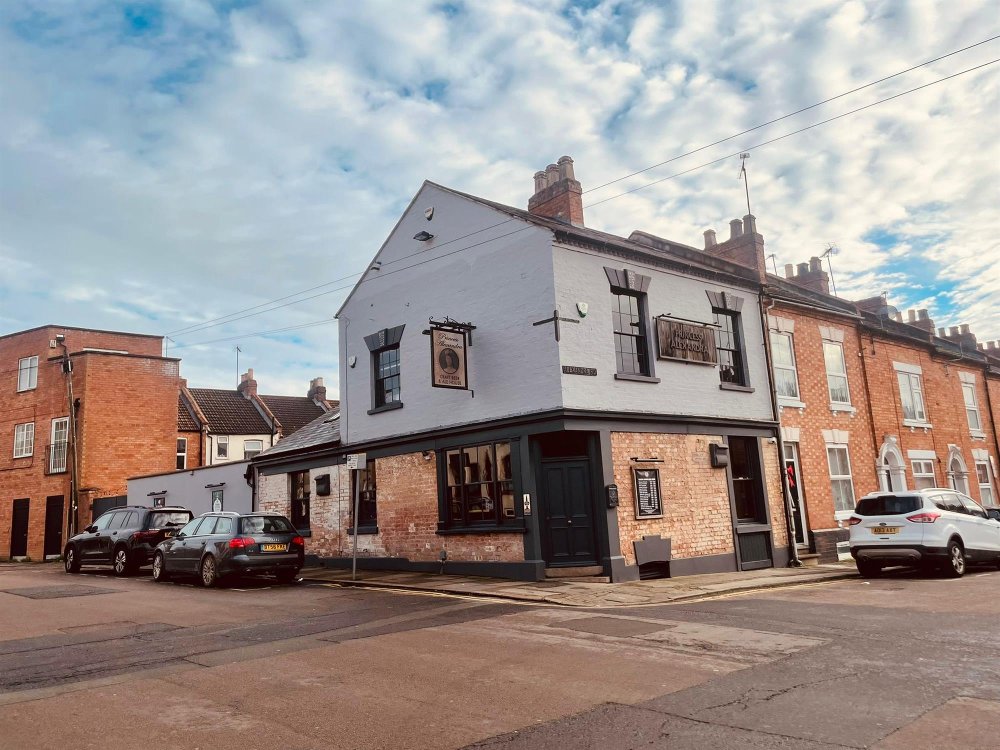NORTHAMPTONSHIRE - THREE STOREY CHARACTER PUB AND RESTAURANT 