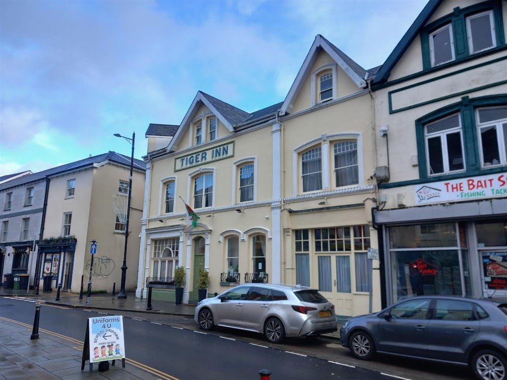 SOUTH WALES – SEVEN BEDROOM HOTEL AT THE HEART OF BUSY TOWN CENTRE WITH SCOPE TO INCREASE BUSINESS AND DEVELOP PROPERTY FURTHER