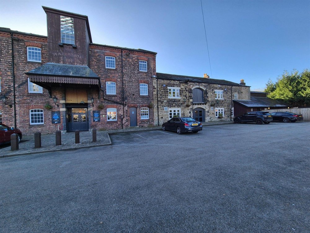 GREATER MANCHESTER - STUNNING CANAL SIDE PUBLIC HOUSE
