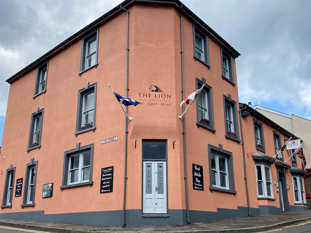 MONMOUTHSHIRE - LION HOTEL & RESTAURANT BROAD STREET BLAENAVON TORFAEN - AUCTION DATE TO BE CONFIRMED