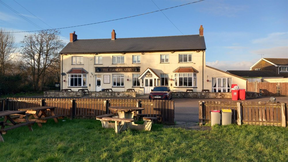 SOUTH MONMOUTHSHIRE - VILLAGE CENTRE SUBSTANTIAL FREEHOUSE