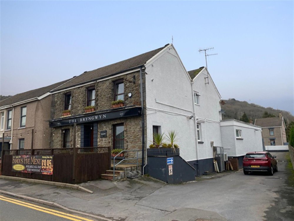 CARMARTHENSHIRE - VILLAGE PUB AND RESTAURANT WITH THREE BEDROOMS OWNERS ACCOMODATION 