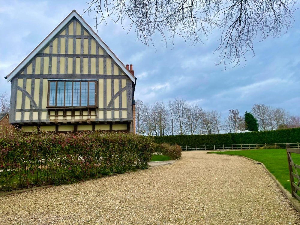 LEICESTERSHIRE - THREE STOREY PARTIALLY BUILT HOLIDAY LET IN DESIREABLE VILLAGE