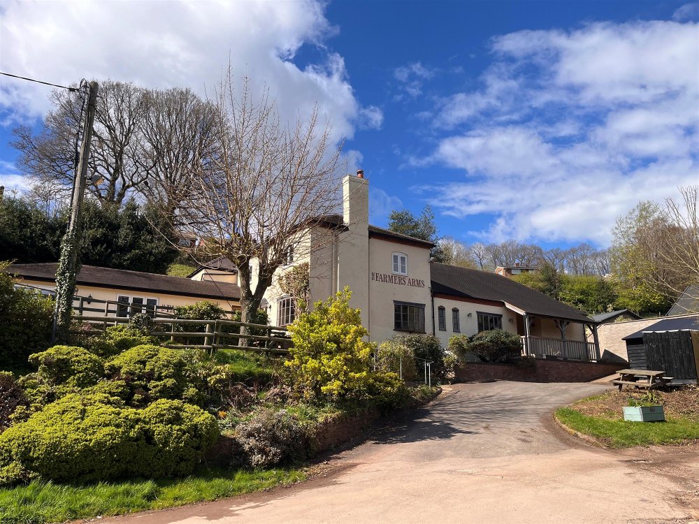HEREFORDSHIRE - ON THE EDGE OF THE MALVERN HILLS - VILLAGE FREEHOUSE