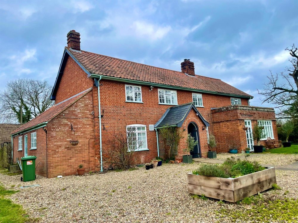 SUFFOLK - THREE BEDROOM PUBLIC HOUSE ON LARGE PLOT