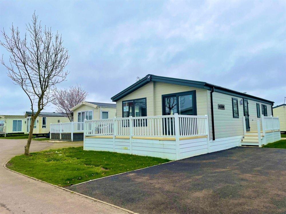 NOTTINGHAMSHIRE - TWO BEDROOM RESIDENTIAL LODGE WITH PARKING FOR 4 VEHICLES