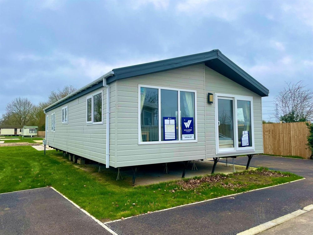 NOTTINGHAMSHIRE - TWO BEDROOM RESIDENTIAL LODGE WITH DEDICATED PARKING