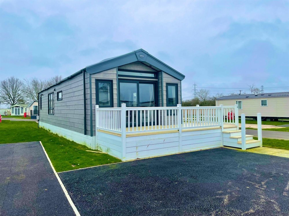 NOTTINGHAMSHIRE - BRAND NEW LUXURY LODGE WITH TWO BEDROOMS AND DEDICATED PARKING