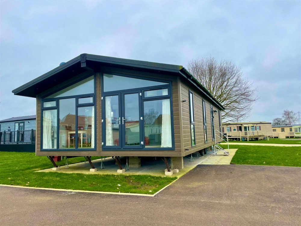 NOTTINGHAMSHIRE - TWO BEDROOM HIGH SPECIFICATION LODGE WITH DEDICATED PARKING