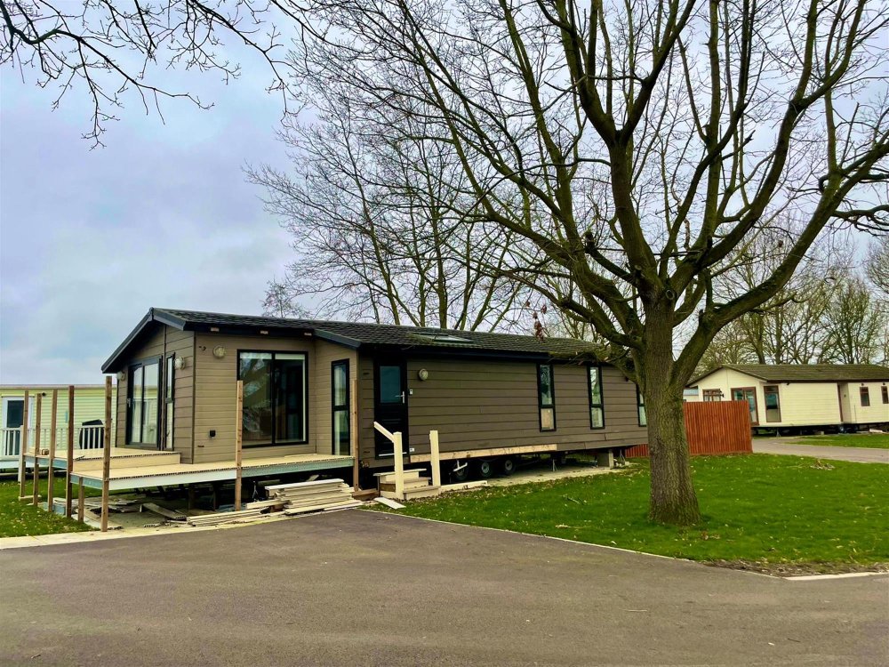 NOTTINGHAMSHIRE - MAGNIFICENT HOLIDAY LODGE WITH DEDICATED PARKING