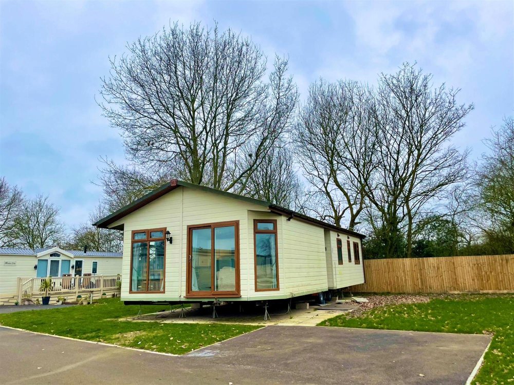 NOTTINGHAMSHIRE - THREE BEDROOM LODGE WITH DEDICATED PARKING