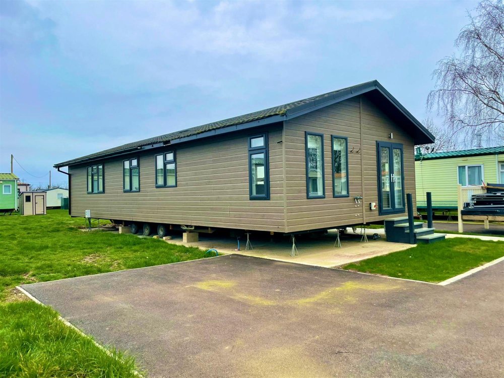 NOTTINGHAMSHIRE - THREE BEDROOM LODGE WITH PARKING FOR 3 CARS