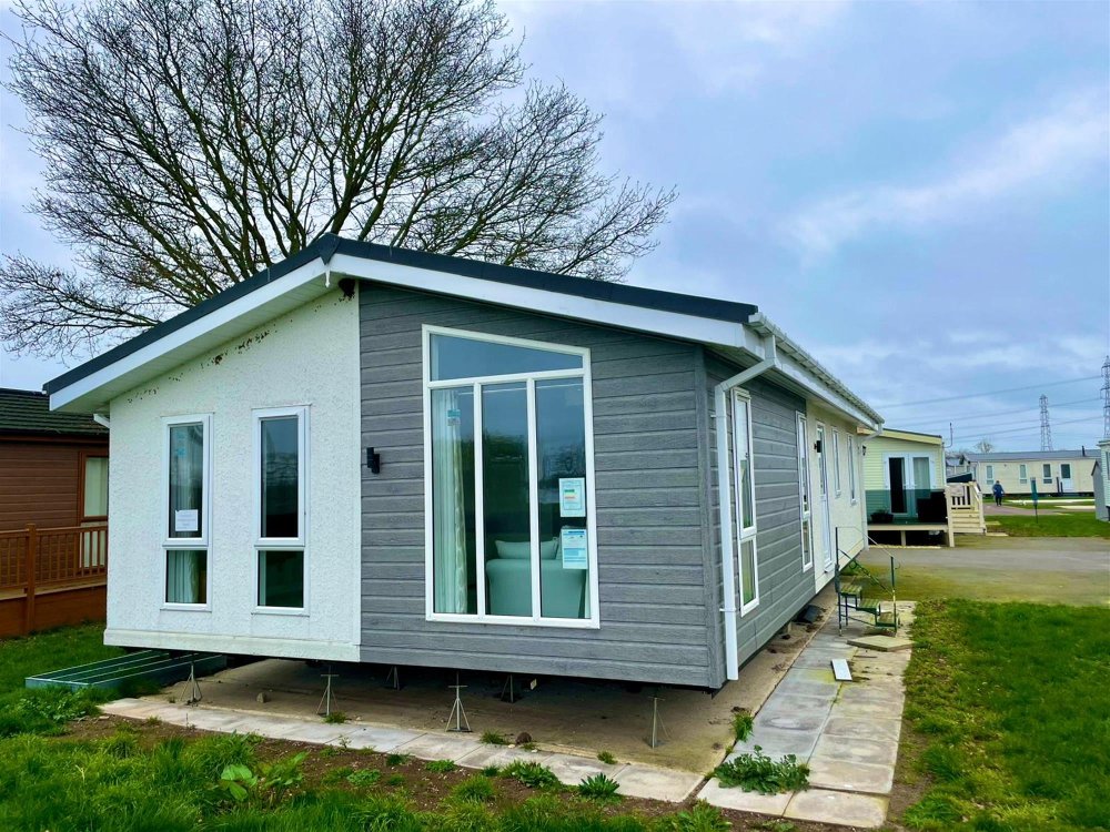 NOTTINGHAMSHIRE - BRAND NEW LUXURY LODGE WITH VIEWS OVER THE RIVER TRENT
