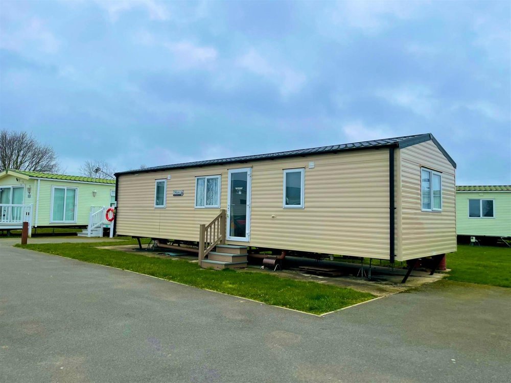 NOTTINGHAMSHIRE - TWO BEDROOM LODGE WITH DEDICATED PARKING 