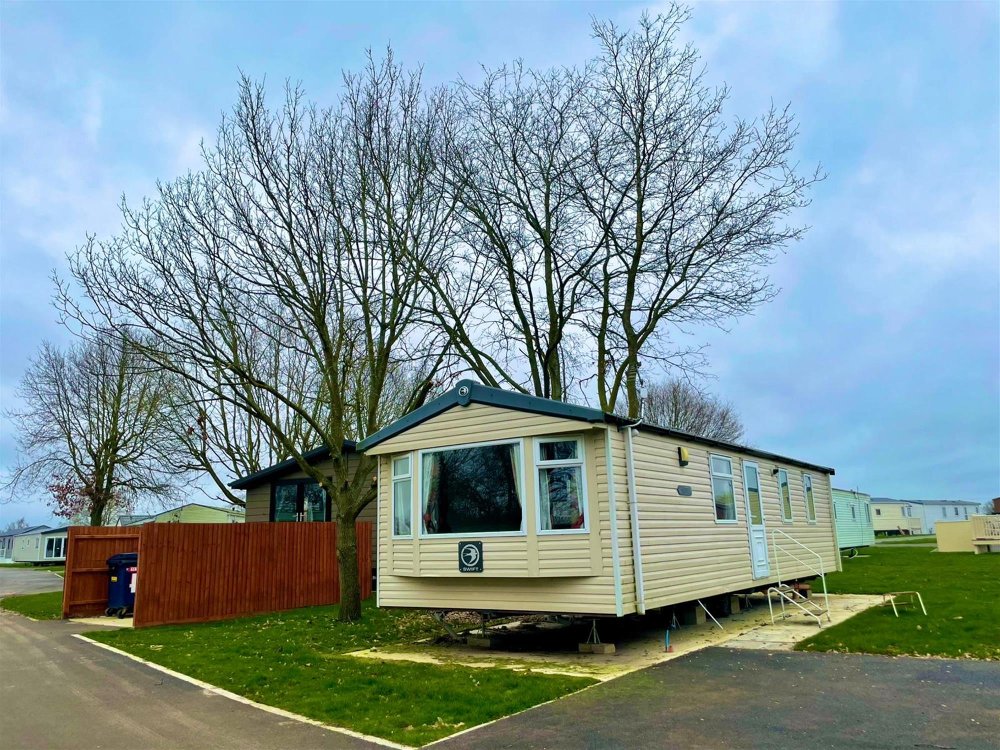 NOTTINGHAMSHIRE - TWO BEDROOM LODGE WITH PARKING FOR TWO VEHICLES