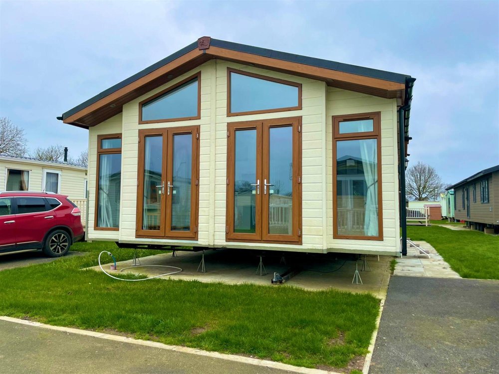NOTTINGHAMSHIRE - THREE BEDROOM LUXURY LODGE WITH DRIVEWAY FOR 2 CARS