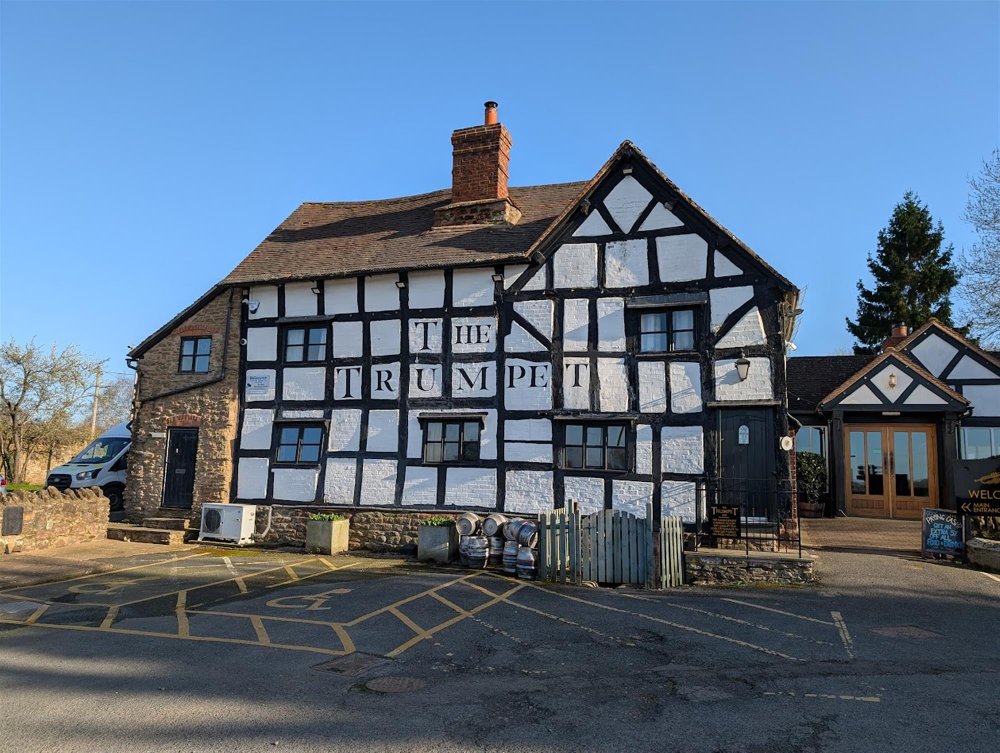HEREFORDSHIRE - GRADE II LISTED HISTORIC PUBLIC HOUSE IN PROMINENT POSITION