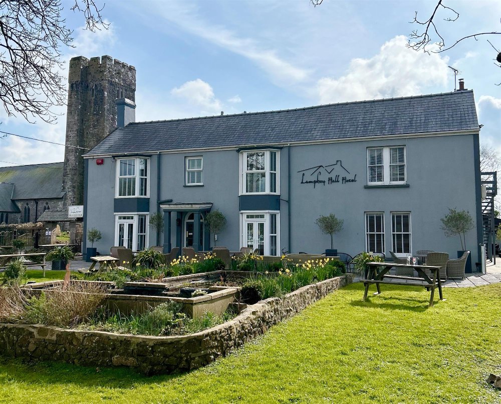 PEMBROKESHIRE - 10 BEDROOM BED & BREAKFAST IN SOUGHT-AFTER TOURIST LOCATION 