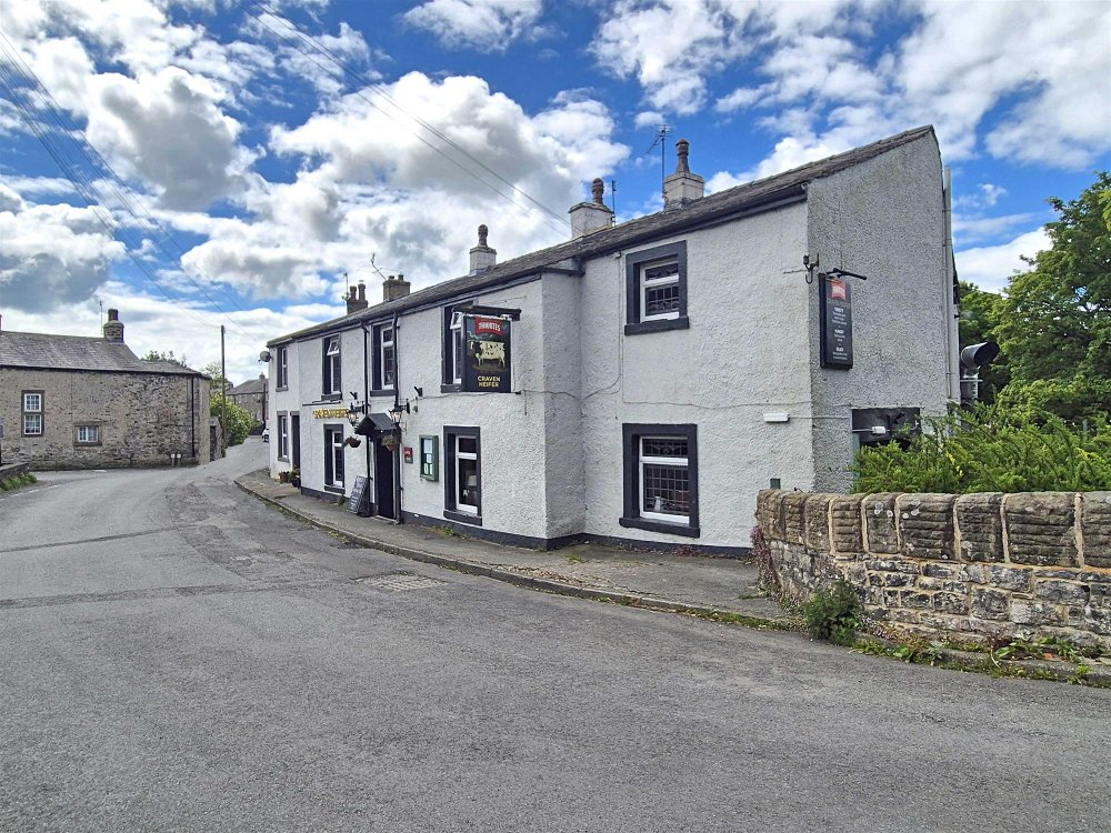 NORTH YORKSHIRE - COUNTRY PUB IN THE HEART OF THE YORKSHIRE DALES OFFERING LETTING ACCOMMODATION