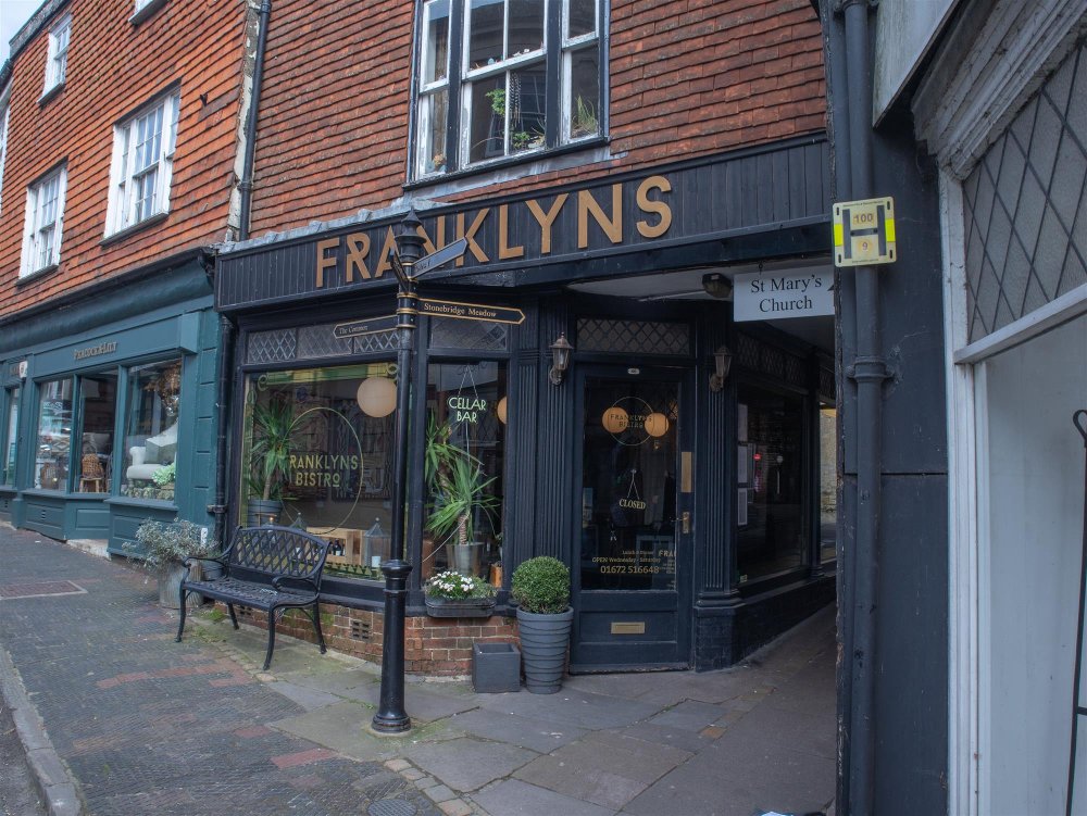 WILTSHIRE - ESTABLISHED BAR & BISTRO IN HISTORIC & AFFLUENT MARKET TOWN CENTRE
