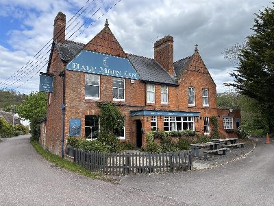 SOMERSET - FREE-OF-TIE VILLAGE PUB ON FRINGE OF COUNTY TOWN