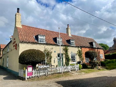LINCOLNSHIRE - 5 BEDROOM PUB WITH DETACHED BREWERY