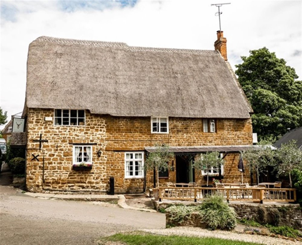 OXFORDSHIRE - VILLAGE CENTRE 17TH CENTURY THATCHED PUBLIC HOUSE