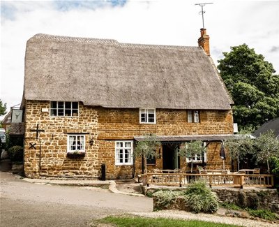 OXFORDSHIRE - VILLAGE CENTRE 17TH CENTURY THATCHED PUBLIC HOUSE