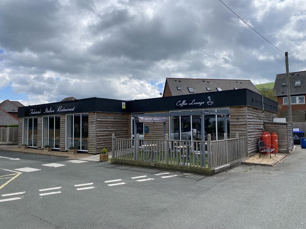 WELSHPOOL - EXCELLENT ROADSIDE RESTAURANT ON MAIN 'A' ROAD