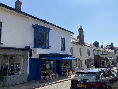 POWYS - GREENGROCERS IN TOWN CENTRE LOCATION 