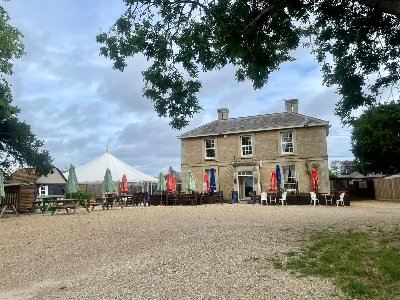 CAMBRIDGESHIRE - COUNTRY PUB WITH HUGE BEER GARDEN