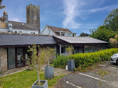 PEMBROKESHIRE - NEWLY RENOVATED 58 SEATER BAR & BISTRO FORMING PART OF HOTEL IN TOURIST DESTINATION