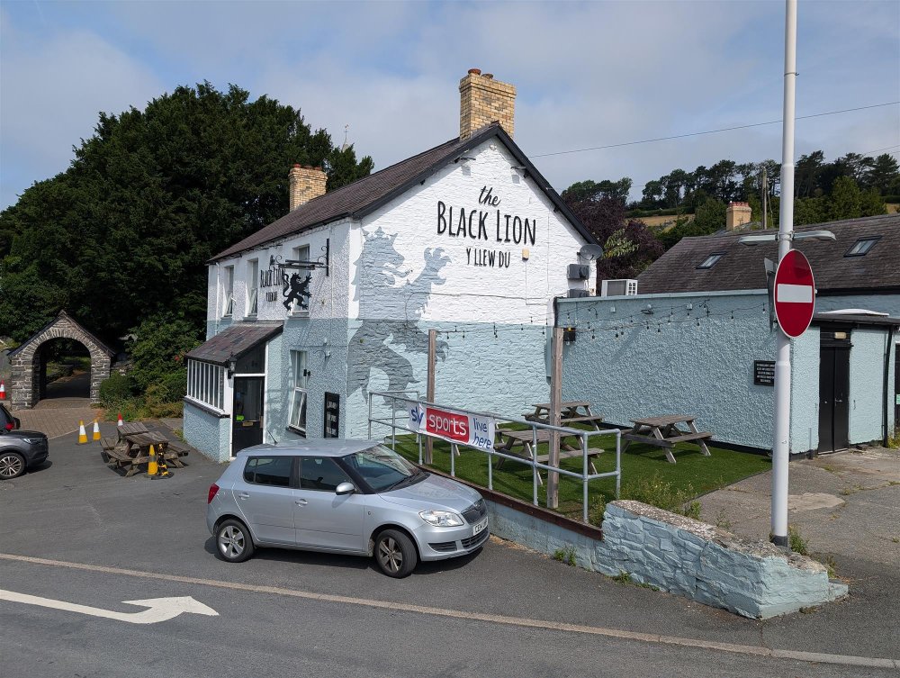 CEREDIGION - EDGE OF UNIVERSITY TOWN SUBSTANTIAL FREEHOUSE