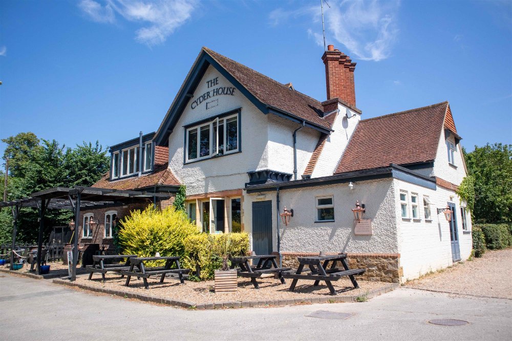 SURREY - WELL-PRESENTED DESTINATION PUBLIC HOUSE TO LET